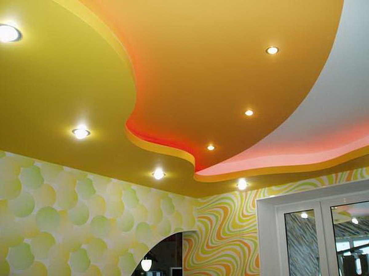 этапы покраски потолка